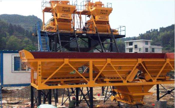 混凝土攪拌機生產現場