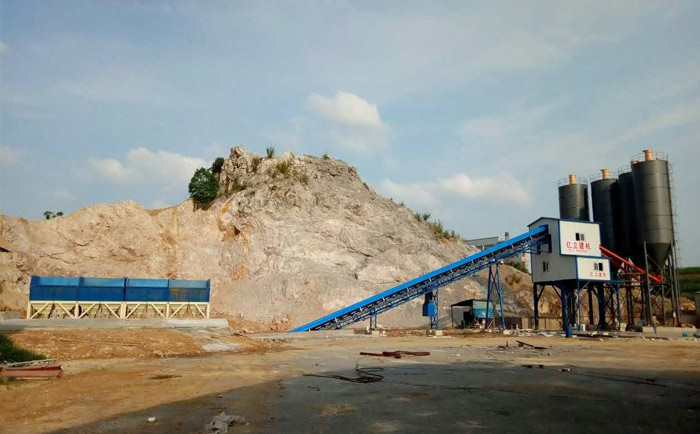 大型混凝土攪拌站作業現場（chǎng）圖片