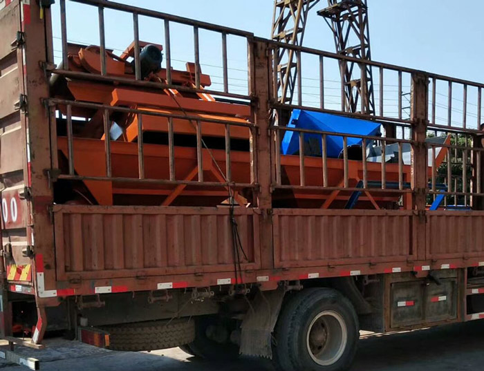 億立攪拌站正在裝車準備發貨