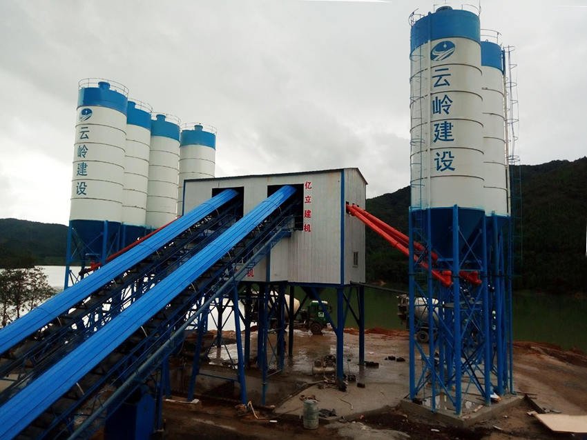 雙120混凝(níng)土攪拌站雲南(nán)用戶現場