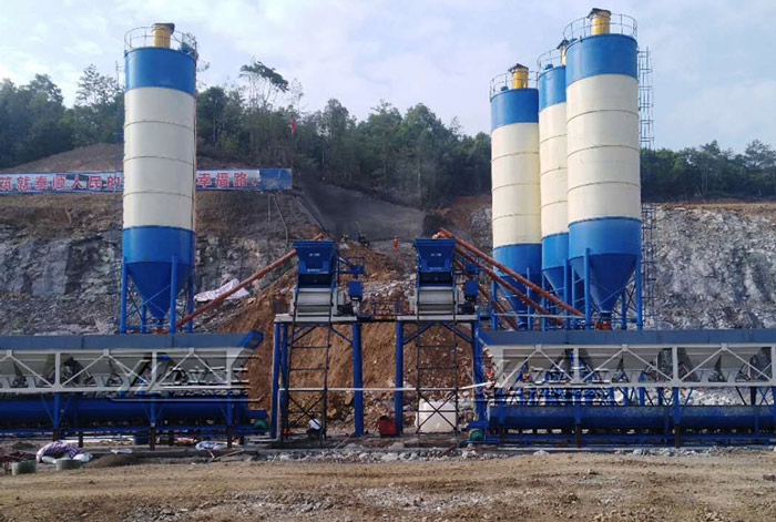 浙江泰順HZS50混凝土攪拌站用戶現場實拍 億立攪拌站設(shè)備深受用戶好評