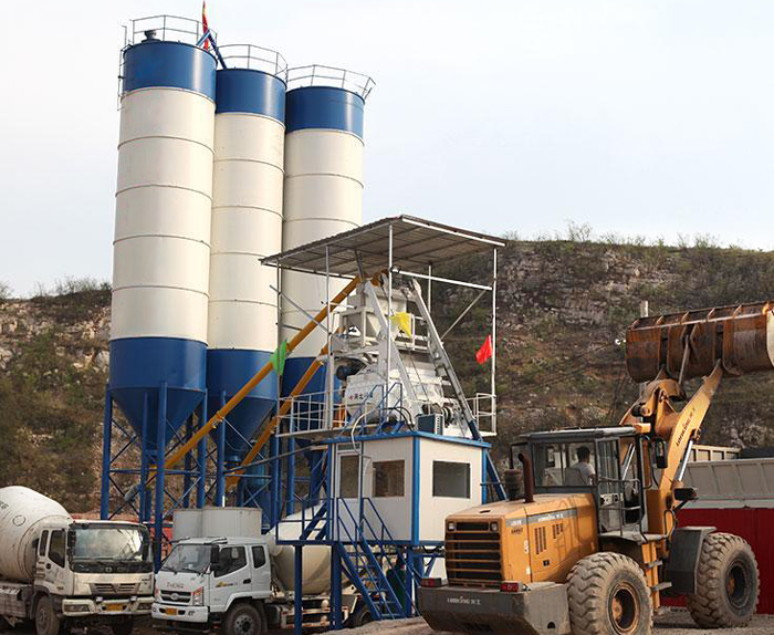 臥軸混凝土攪拌機使用（yòng）現場（chǎng）_億立攪（jiǎo）拌（bàn）站設備廠家