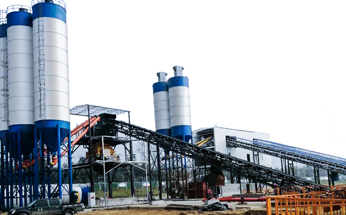 180混凝土攪（jiǎo）拌（bàn）站設備用戶現場實拍_億立重工廠家直供