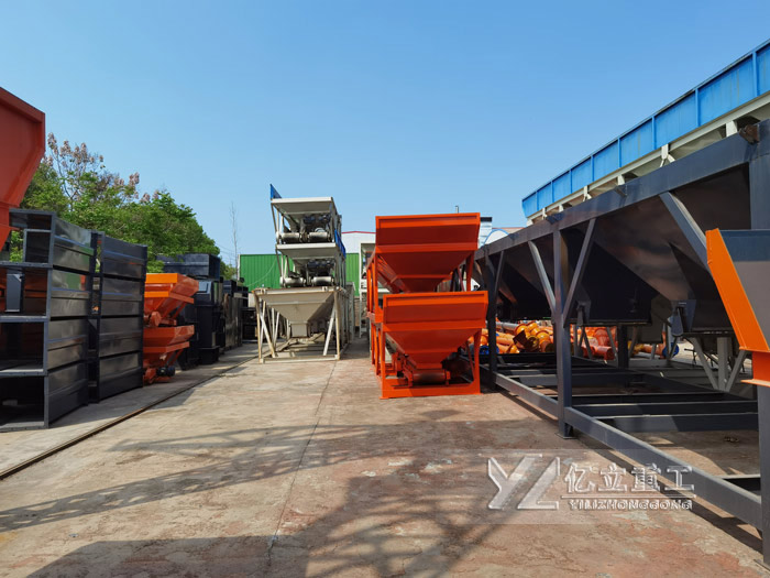 混凝土攪拌站配料區一角