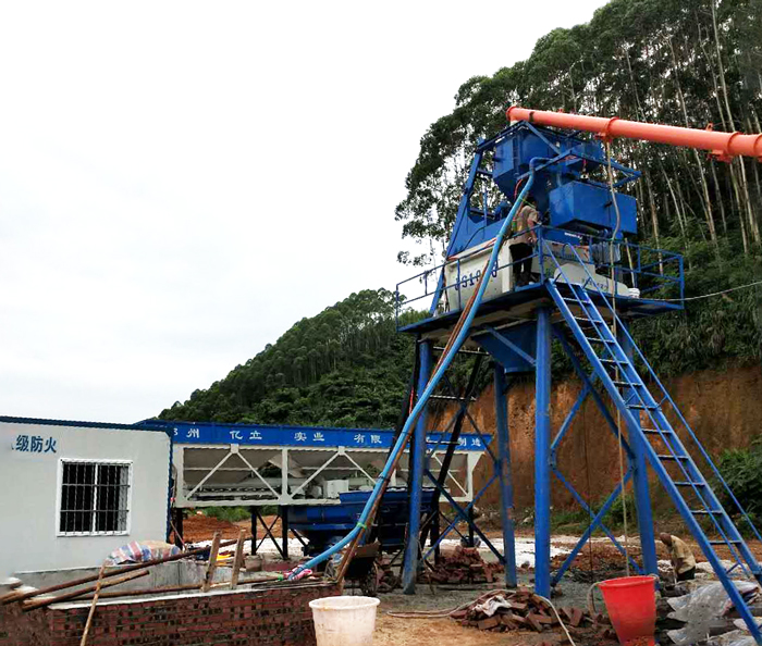 小型混凝土攪拌站設備用戶安裝調試現場