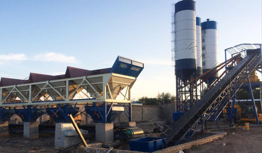 皮帶（dài）上料（liào）攪（jiǎo）拌站設備作業現場（chǎng）