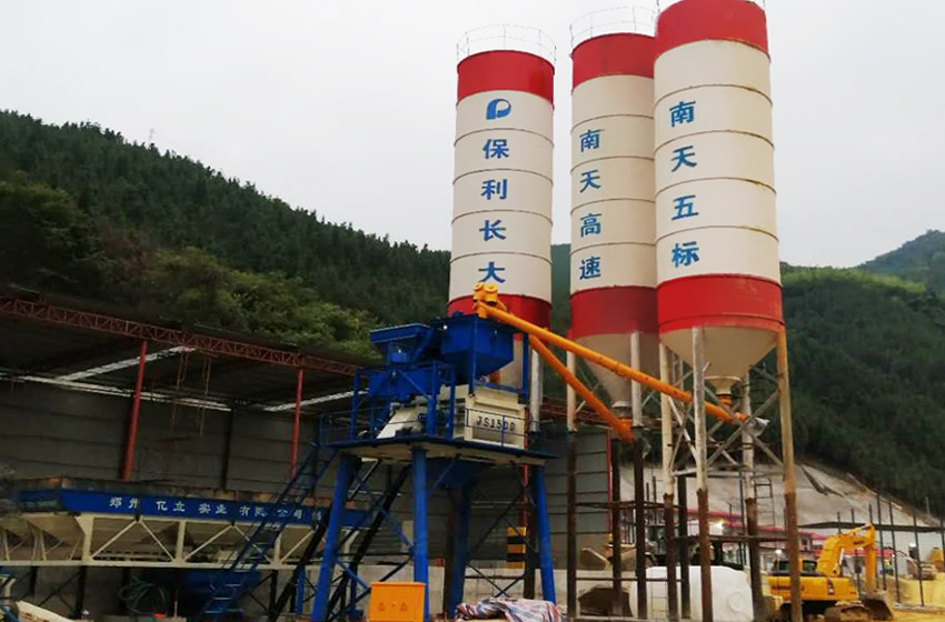 中型工（gōng）程攪拌站（zhàn）生產現場