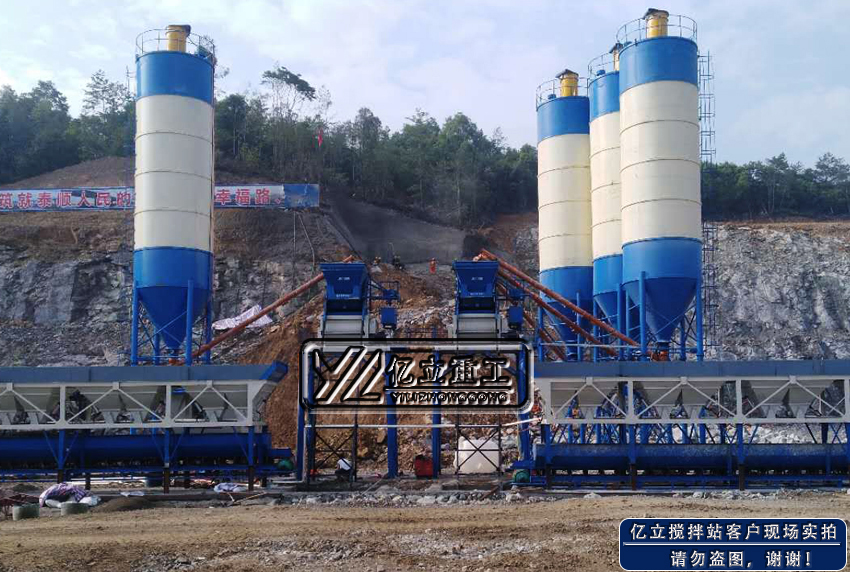 小型工（gōng）程用混凝土攪拌站安裝現（xiàn）場