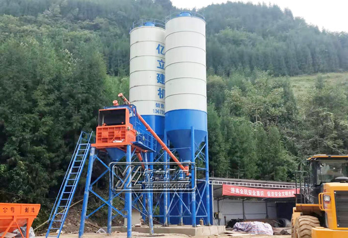 小型(xíng)混凝土攪拌站安裝(zhuāng)現場