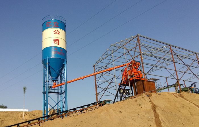 HZS25混凝（níng）土攪拌站生（shēng）產現場實拍