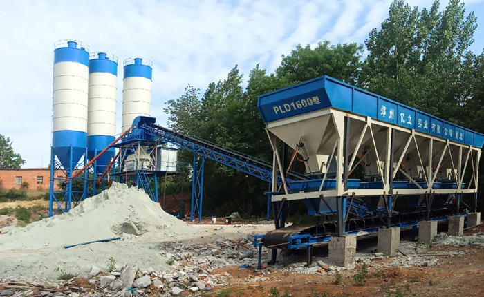 混（hún）凝土攪拌站_混凝土生產現場_效率高_質量好