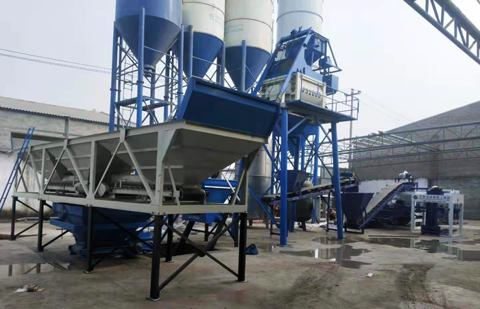 JS攪拌（bàn）機_hzs35混（hún）凝（níng）土攪拌站安裝調試現場