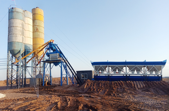 提升鬥上料混凝土攪拌機（jī）攪（jiǎo）拌站用戶（hù）現場實拍