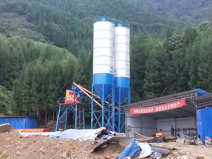 提升鬥上料的中型工程混(hún)凝土攪拌站